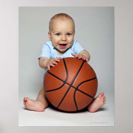 Baby Junge (6-9 Monate) mit Basketball, Poster (Vorne)