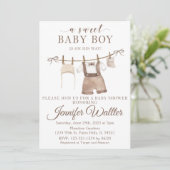 Baby Junge Hängekleidung Baby Dusche Einladung (Stehend Vorderseite)