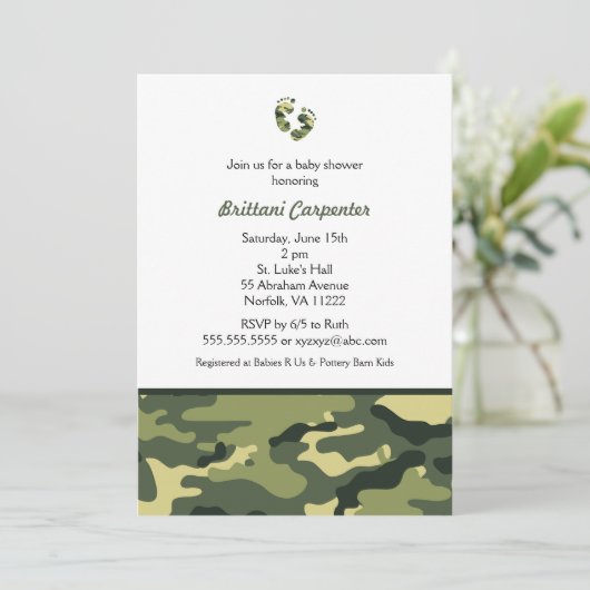 Baby-Jungen-Grün-Tarnungs-Dusche lädt Füße Einladung (Stehend Vorderseite)