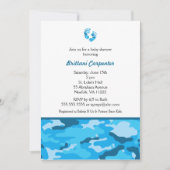 Baby-Jungen-lädt blaue Tarnungs-Dusche Füße Einladung (Vorderseite)