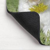 Baby-Kaninchen, das Blume isst Mousepad (Ecke)
