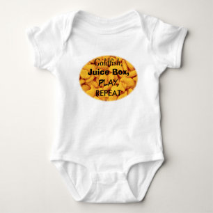 Baby kleidet Goldfisch, Saft-Kasten, Spiel, Strampler