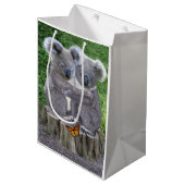 Baby-Koala-Bär Huggies Mittlere Geschenktüte (Vorderseite Schrägansicht)