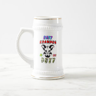 Baby Krampus ist im Dienst Bierglas