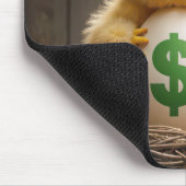 Baby-Küken mit einem teuren Ei Mousepad (Ecke)