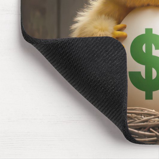 Baby-Küken mit einem teuren Ei Mousepad (Ecke)