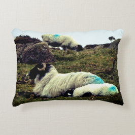 Baby Lamb Schlafen in der Nähe von Wistman's Wood Dekokissen