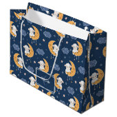 Baby Lamm auf Mondmuster mit Vorname Große Geschenktüte (Vorderseite Schrägansicht)