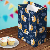 Baby Lamm auf Mondmuster mit Vorname Mittlere Geschenktüte