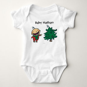 Baby Leslie Patricellis wählt einen Weihnachtsbau Strampler