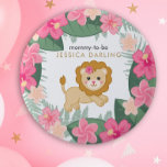 Baby Lion Mommy wird Knopf für Babydusche Button<br><div class="desc">Niedlicher Löwe mit Mama und Mama's Name unten. Helle und dunkelrosa Dschungel-Blume mit Blätter und Farnen aus Dschungel schmücken die Außenfassade. Perfekt für die Lieblingsdusche / Dschungel / Safari.</div>