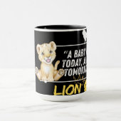 Baby Lion Tasse - Von Cub bis King (Zentrum)