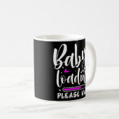 Baby Loading 2022 Funny Pregnancy Announce Mutter Kaffeetasse (VorderseiteRechts)