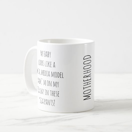 Baby looks like Model, Mom's in 3rd Day Yoga Pants Kaffeetasse (Vorderseite Links)