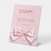 Baby Mädchen mit rosa Schleife und Willkommensschi Sockelschild (Vorderseite)