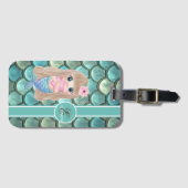 Baby Mermaid auf Meerjungfrau-Schwanz-Skala, Monog Gepäckanhänger (Vorderseite (Horizontal))