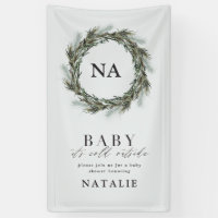 Baby mit kalter Außendusche