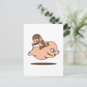 Baby Monkey (Auf einem Schwein rückwärts gehen) Postkarte (Stehend Vorderseite)