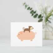 Baby Monkey Riding on a Pig Postkarte (Stehend Vorderseite)