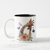 Baby & Mum Giraffe mit Schmetterlingen Zweifarbige Tasse (Links)