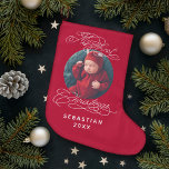 Baby My First Christmas Custom Text Foto Elegant Großer Weihnachtsstrumpf<br><div class="desc">Dunkelrotes Design mit Vintager typografischer Fröhlicher Weihnachtstext. Personalisiertes Foto und Text. Entdecken Sie elegantere Weihnachten-Kreationen in meinen Geschäften auf Zazzle!</div>