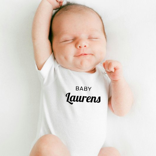 Baby Nachname Niedlich Modernes, stilvolles Script Strampler