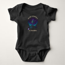 Baby Onsie - Design 'Hütte im Wald' auf DUNKEL