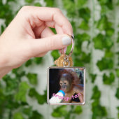 Baby-Orang-Utan trinkt Flasche Schlüsselanhänger (Hand)