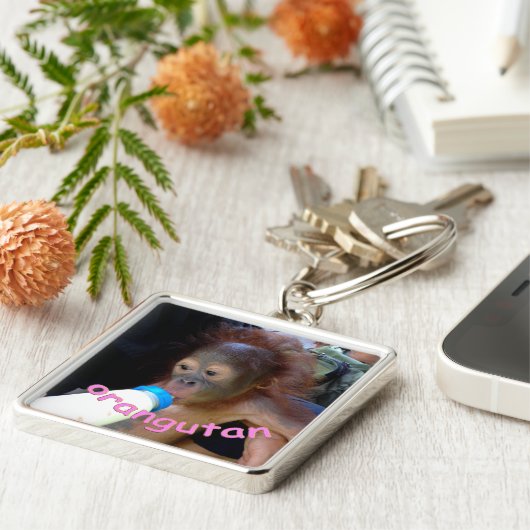 Baby-Orang-Utan trinkt Flasche Schlüsselanhänger (Seite)