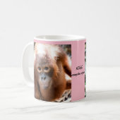 Baby-Orang-Utan Waise Kobe mit OFI Kaffeetasse (Vorderseite Links)