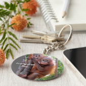 Baby Orangutan in Tree Schlüsselanhänger (Seite)