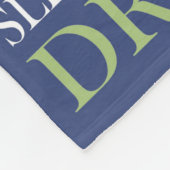 Baby ordnet Blau an Fleecedecke (Ecke)