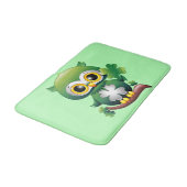 Baby Owl St Patrick Paddy Cartoon Badematte (Schrägansicht)