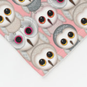 Baby Owls im hellrosa Hintergrundemuster Fleecedecke (Ecke)