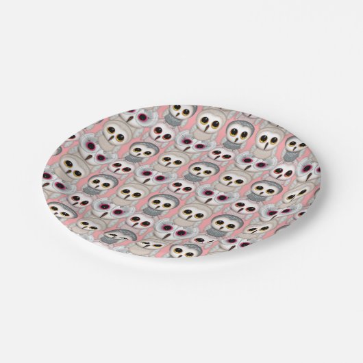 Baby Owls im hellrosa Hintergrundemuster Pappteller (Schrägansicht)