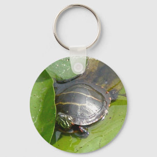 Baby Painted Turtle auf Lilypad Items Schlüsselanhänger