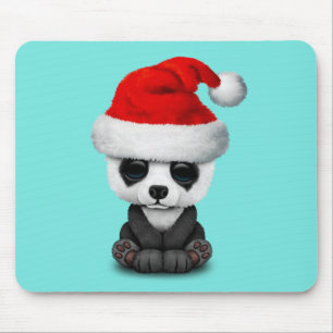 Baby-Panda-Bär, der eine Weihnachtsmannmütze trägt Mousepad