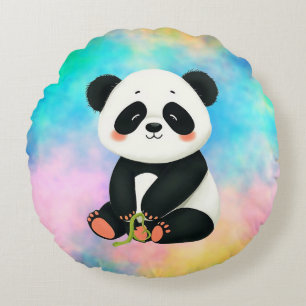Baby Panda hält ein Stück Bambus. Rundes Kissen