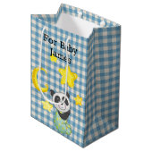 Baby Panda mit Moon und Stars Wrapping Paper Mittlere Geschenktüte (Vorderseite Schrägansicht)