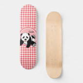 Baby Panda; Rot und Weiß Gingham Skateboard (Vorderseite)