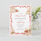Baby-Party mit rosa Gingham-Erdbeermädchen Einladung (Stehend Vorderseite)