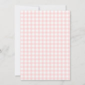 Baby-Party mit rosa Gingham-Erdbeermädchen Einladung (Rückseite)
