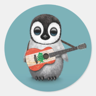 Baby Penguin spielt libanesische Flaggengitarre Bl Runder Aufkleber
