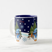 Baby Pinguine in schneebedeckter Nacht & Text Zweifarbige Tasse (Vorderseite Links)