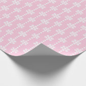 Baby Pink & White Weihnachtsschneeflocken Muster Geschenkpapier (Ecke)