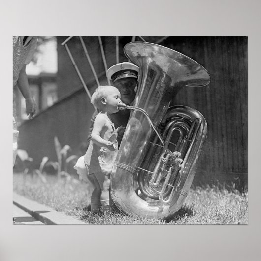 Baby Playing Tuba, 1923. Vintages Foto Poster (Vorne)
