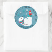 Baby Polar Bear Playing on Blue Frohe Weihnachten Runder Aufkleber (Tasche)