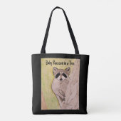 Baby Raccoon in einem Baum Tasche (Rückseite)