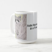Baby Raccoon in einem Baumhellgrau Kaffeetasse (Vorderseite Links)