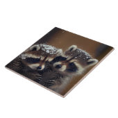 Baby-Raccoons stürzen sich im sinkenden Schnee Fliese (Seite)